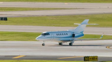 Sunny Day Havaalanında No Id Taxiing ile İşaretsiz Özel İcra Business Jet Airplane