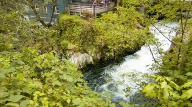 Alaska'daki Ketchikan Deresi, Platformdan Doğal Kayadan Akan Beyaz Suya Kadar Turistleri Gözlemliyor