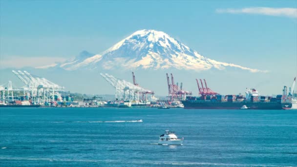 西雅图华盛顿货运海港与戏剧性的拉涅拉山塔科马塔赫马山背景 — 图库视频影像