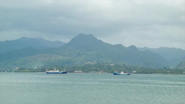 Görkemli Bir Dağ Arka Planı Ile Suva Fiji Limanına Gelen — Stok video