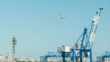 Buenos Aires Arjantin'e Gelen Yolcu Jet Uçağı Arka Planda Şehir Skyline'ı olan Ticari Nakliye Limanı'nın Üzerinde