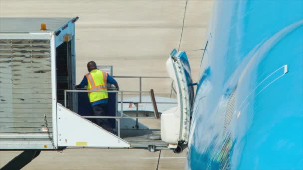 Catering Wagen Während Der Reinigung Nach Der Ankunft Eines Internationalen — Stockvideo