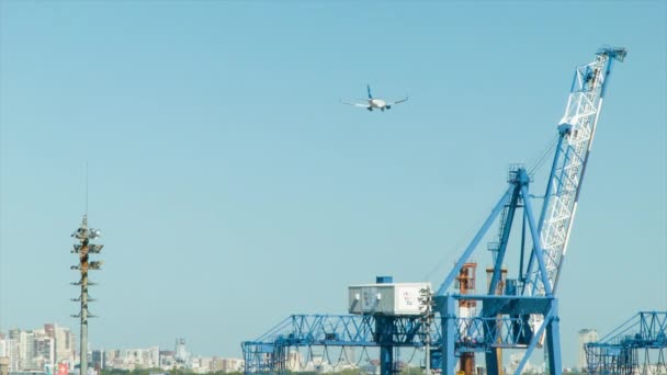 ブエノスアイレスアルゼンチンに到着する旅客機旅客機は 都市のスカイラインを背景に商業船港の上に到着 — ストック動画