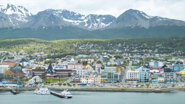 Panoramowanie Nad Miastem Ushuaia Argentyna Kierunku Port Morski Majestatycznymi Górami — Wideo stockowe