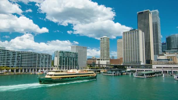 Sydney Ferry Chegando Circular Quay Wharf Com Edifícios Genéricos Downtown — Vídeo de Stock