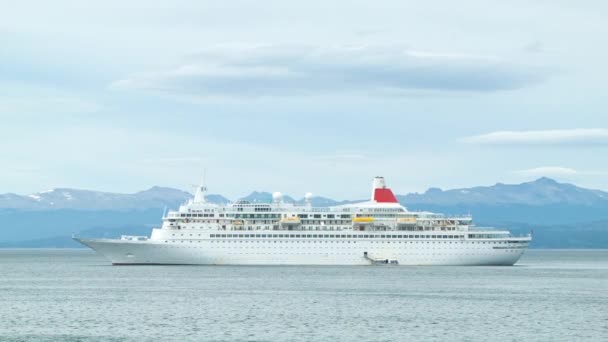 Ongemarkeerd Cruiseschip Verankerd Het Beagle Channel Ushuaia Harbor Van Argentinië — Stockvideo