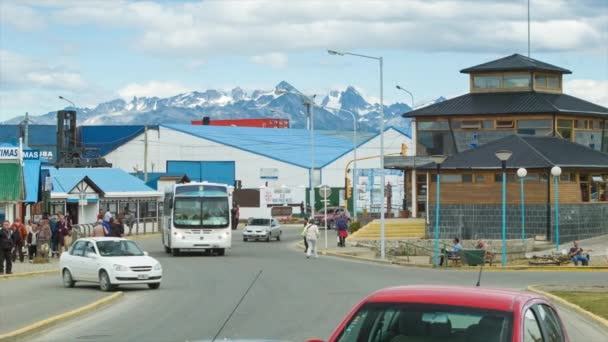 Puerto Ushuaia Argentina Escena Callejera Con Tráfico Vehicular Turistas Visitantes — Vídeo de stock