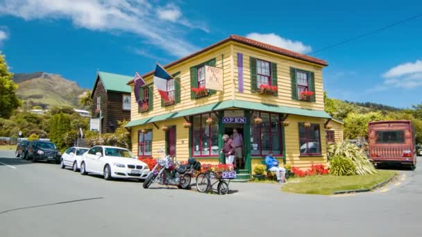 夏の間にクルーズ船の観光客と平和な日当たりの良い設定でアカロアニュージーランド風変わりな町地元の小売店 — ストック動画
