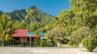 Papetoai Town Ana Yol Moorea Adası'nda Fransız Polinezyası Majestic Dağ Fon ile Sokak İşareti Yönleri ile