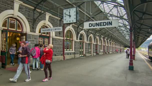 Dunedin Dworzec Kolejowy Terminal Wejście Platformy Ludźmi Zbliża Się Pociąg — Wideo stockowe