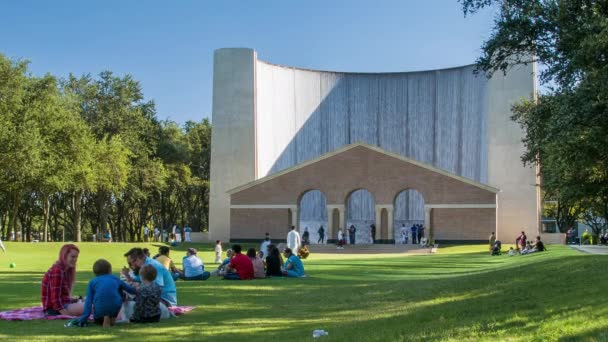 Ludzie Rodziny Posiadające Pikniki Trawniku Gerald Hines Parku Samojezdnego Houston — Wideo stockowe