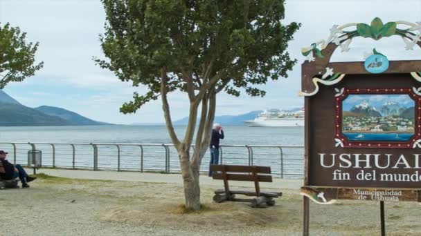 Willkommen Ushuaia Argentina Mit Touristen Auf Beliebter Beschilderung Mit Kreuzfahrtschiffen — Stockvideo