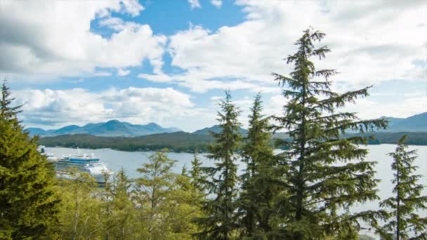 Ketchikan Alaska Passage intérieur Vue panoramique large avec navire de croisière accosté pendant les mois d'été avec des arbres forestiers nationaux Tongass 
