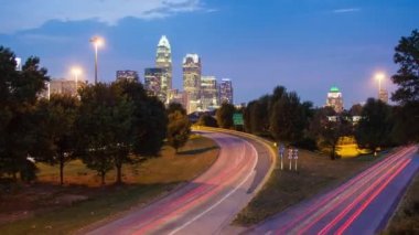 Awesome Charlotte Nc City Skyline Timelapse Kuzey Carolina'da Bir Yaz Akşam Canlı Renkler ile İkonik Binalar featuring Günden Geceye Hızlı Hareketli Trafik ile
