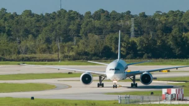 Qatar Airways Boing 777 200 Kommerzielles Passagierflugzeug Bei Der Ankunft — Stockvideo