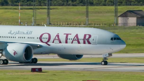 Qatar Airways Boeing 777 200 Commercial Passenger Airliner Taxiing Houston — Vídeo de stock