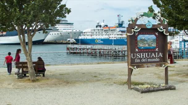 乌斯怀亚芬德尔蒙多旅游标志在流行的阿根廷港口与人们拍摄他们的旅游地标 — 图库视频影像