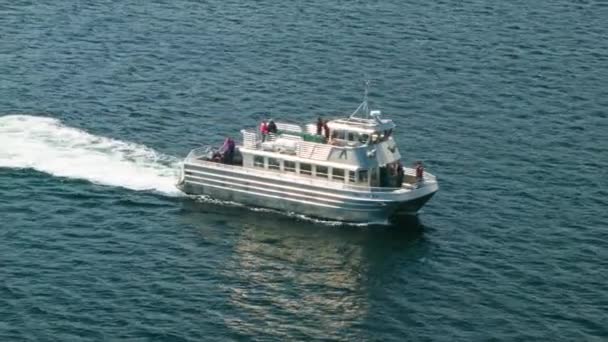 Ketchikan Alaska Sightseeing Ferryboat Transporte Pasajeros Visitantes Bahía Primer Plano — Vídeos de Stock