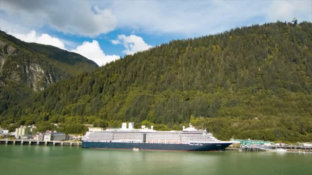 Holland America Line Kryssningsfartyg Dockad Juneau Alaska Vid Basen Mount — Stockvideo