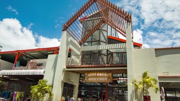 Papeete Tahiti Mercado Municipal Exterior Dia Ensolarado Inclinando Com Visitantes — Vídeo de Stock