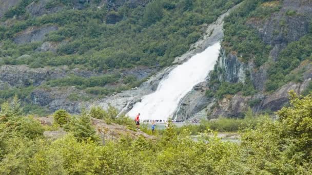 Majestic Nugget Vízesés Távolság Mendenhall Glacier Belül Alaszkai Tongass National — Stock videók