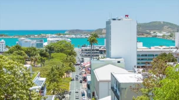 努美阿新喀里多尼亚城市建筑俯瞰摩泽尔湾与异国情调的绿松石萨水在阳光明媚的夏天 — 图库视频影像
