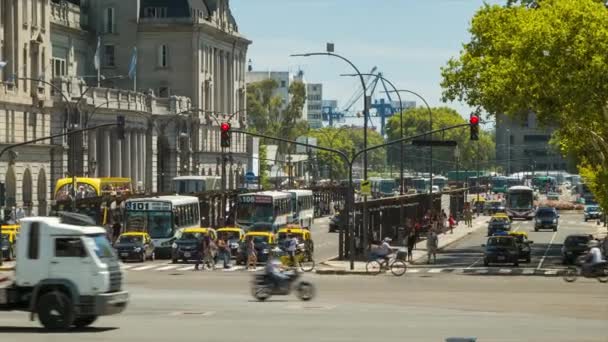 布宜诺斯艾利斯 阿根廷繁忙的城市街场景附近的港口与冲在路过的卡车和汽车在南美洲的一个阳光明媚的日子走 — 图库视频影像