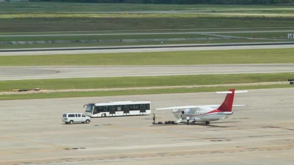 ジョージ ブッシュ インターコンチネンタル アーアでの晴れたテキサスの日に荷物と輸送車両を備えた広い空港プラットフォーム上の一般的な旅客機 — ストック動画