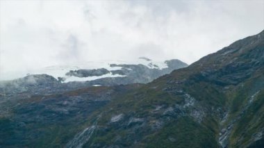 Tracy Kol Fiyort Alaska Closeup Of Snow Capped Dağ Ridge