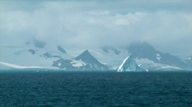 Bir Unforgiving Ortamda Sharp Edges featuring Sunlit Iceberg ile Stark Antarktika Manzara