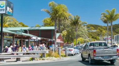 Yaz Aylarında Yerel Mağaza ve Restoranları Ziyaret Eden Turistlerile Paihia Town Adalar Körfezi Yeni Zelanda Canlı Turizm Sahnesi