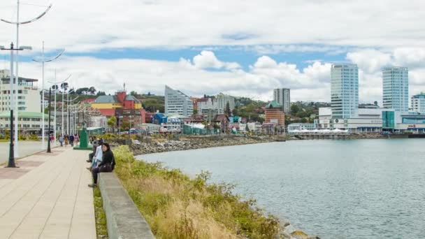 Puerto Montt Chile City Waterfront Med Byggnader Och Människor Längs — Stockvideo