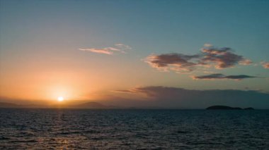 Denizde Canlı Sunset Sunrise Geniş Shot Hareketli Gemi ile Hareketli Gemi Güneş ve Gökyüzü Hareketli Su Üzerine Yansıtan
