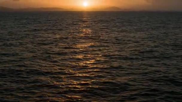 移動船から見た日没日の出の反射で海の移動水クローズアップ — ストック動画