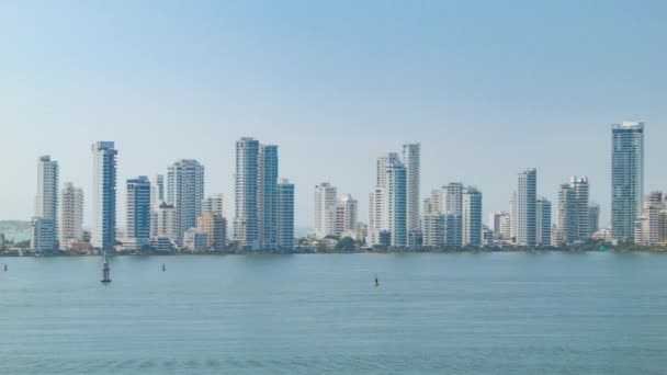 卡塔赫纳哥伦比亚宽射盘穿过市中心城市建筑和摩天大楼在海滨 — 图库视频影像