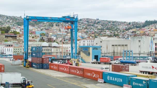 Valparaíso Chile Puerto Marítimo Transporte Carga Contenedores Grúas Con Viviendas — Vídeos de Stock