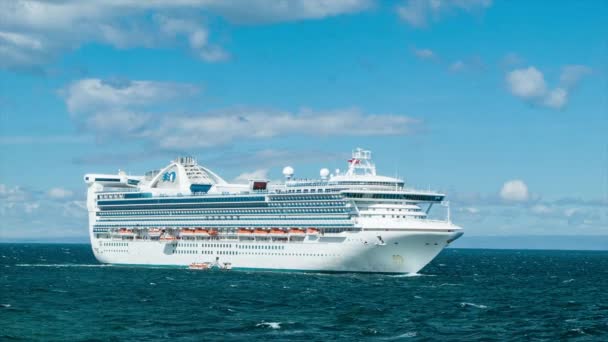 Nave Crociera Golden Princess Ancorata Mare Full Shot Una Giornata — Video Stock