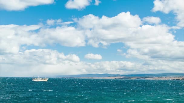 南美洲沿海景观在蓬塔阿雷纳斯智利在阳光明媚的日子与充满活力的色彩和一个古老的渔船在海上 — 图库视频影像