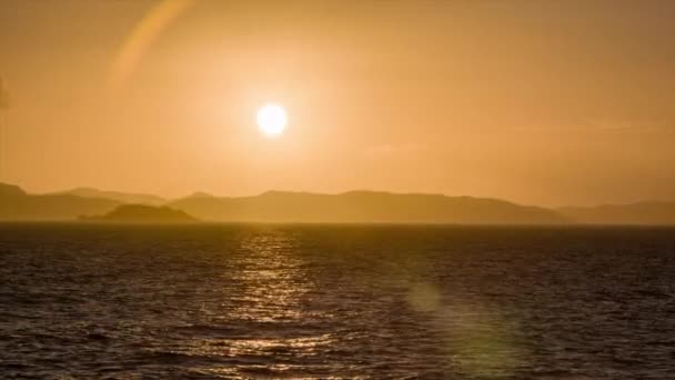 南米の海で移動する船から見た午後の太陽と地平線上のチリのフィヨルド — ストック動画