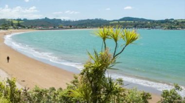 Garangi ve Paihia arasında Adalar Körfezi Yeni Zelanda Te Ti Bay Beach Güneşli Bir Günde Kum üzerinde Yürüyüş İnsanlar ile