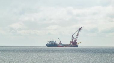 Güney Amerika Pasifik Okyanusu'nda Punta Arenas Şili yakınlarındaki Denizde Vinç ile Nakliye Mavna