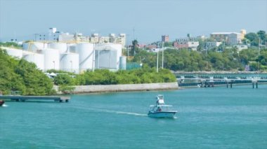 Cartagena Columbia Port enerji tankı rezervleri liman ön planda tekneler ile beyaz dış yakın çekim