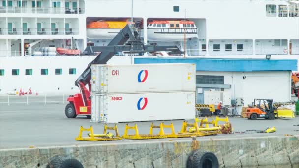 Operai Portuali Che Trasportano Container Fronte Nave Crociera Attraccata Valparaiso — Video Stock