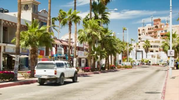 Scéna Mexico Street Cabo San Lucas Projíždějícími Vozidly Horkého Slunečného — Stock video