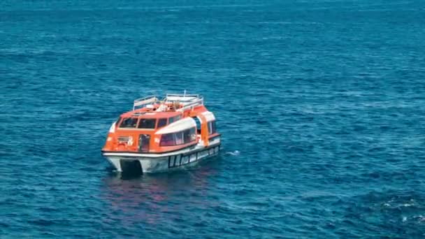 游轮招标船在太平洋的蓝色海水在阳光明媚的日子在墨西哥里维埃拉 — 图库视频影像