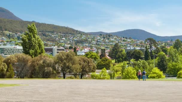 Hobart Tasmanië Park Setting Met Toeristen Wandelen Door Een Residentiële — Stockvideo