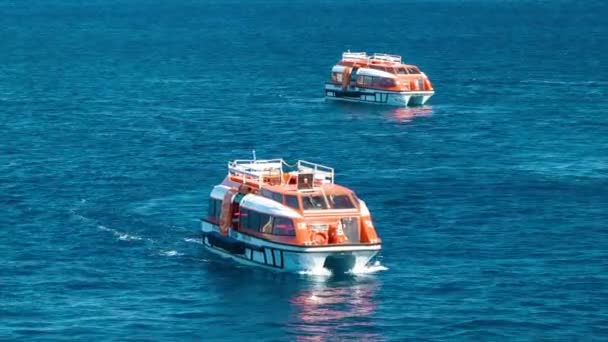 在墨西哥里维埃拉的一个阳光明媚的日子 两艘游轮在太平洋的蓝色海水上投标 — 图库视频影像