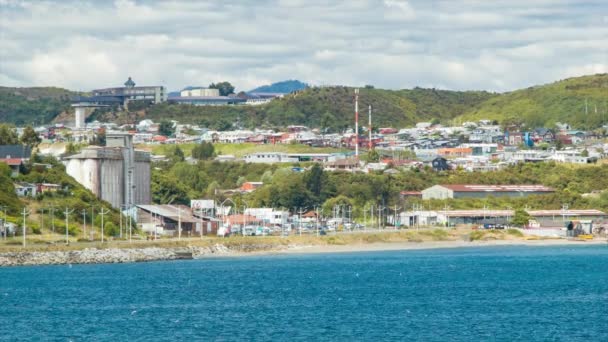 Puerto Montt Chile Bostäder Och Industribyggnader Längs Vattnet Solig Dag — Stockvideo