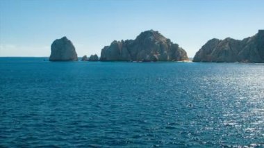 Cabo San Lucas Meksika İkonik Doğal Kıyı Topografyası Güneşli Bir Günde Pasifik Okyanusu'nda Geçen Bir Tekne ile