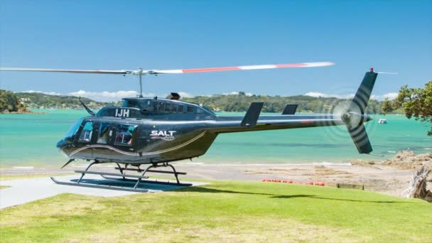 観光客がパイヒアの町から離陸する観光客と島の湾ニュージーランド観光遠足ヘリコプター晴れた日に空中ツアーを開始 — ストック動画